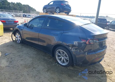 2024 Tesla Model Y Long Range Dual Motor All-Wheel Drive z USA, uszkodzony, nr VIN 7SAYGDEE8RA252314